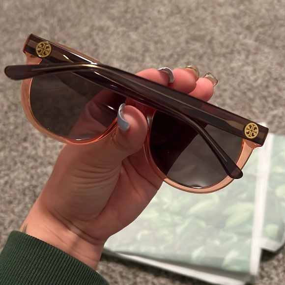 Tory Burch TY7091A Sunglasses in Crystal Poppy/Charcoal/Solid Smoke - Picture 16 of 17